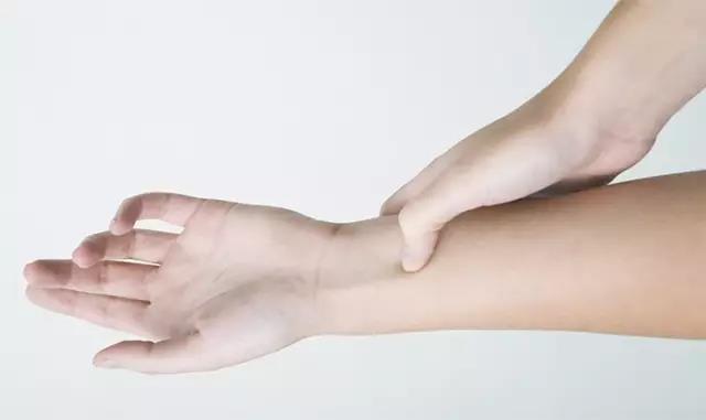 每天按摩这里两分钟,治好你的颈椎病,关节炎,便秘.